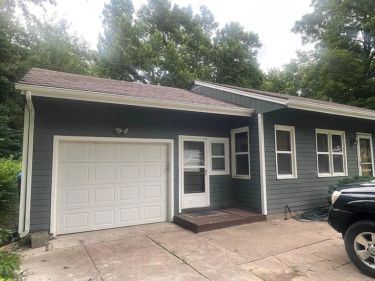 135 S Evergreen Ave — Photo 2
