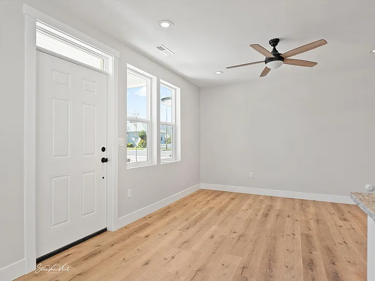 984 E Lander St — Photo 4