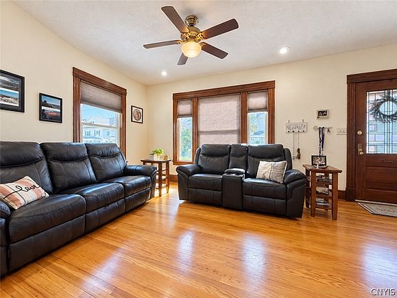 4th image of 133 Curtis Pl