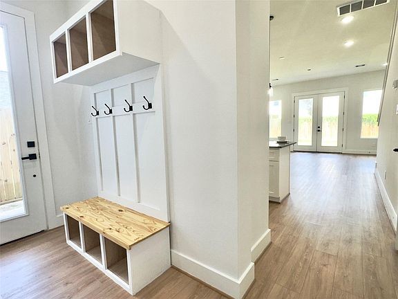 2nd image of 7825 Colonial Ln