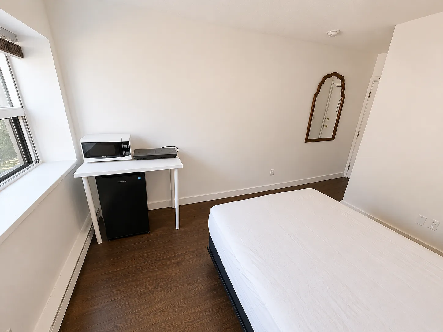 Studio, 200 sqft, $1,325 — Photo 2
