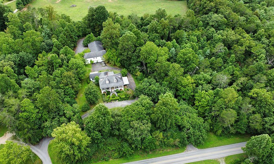2nd image of 16 Misty Mountain Ln