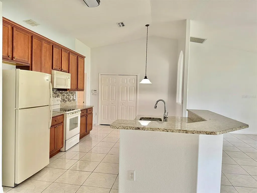 3 bed, 2.0 bath, 2020 sqft, $2,000 — Photo 3