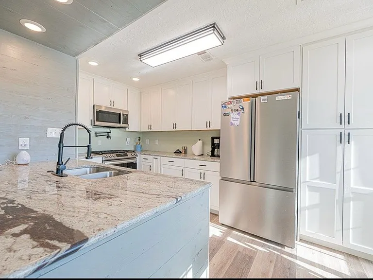 621 N Goldsmith St — Photo 2