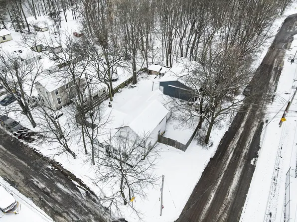 102 Allett St, Allegan, MI 49010