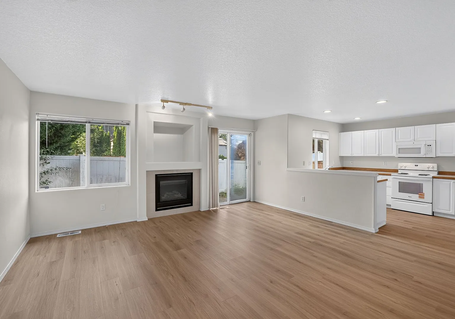 3 bed, 2.5 bath, 1513 sqft, $2,295 — Photo 2