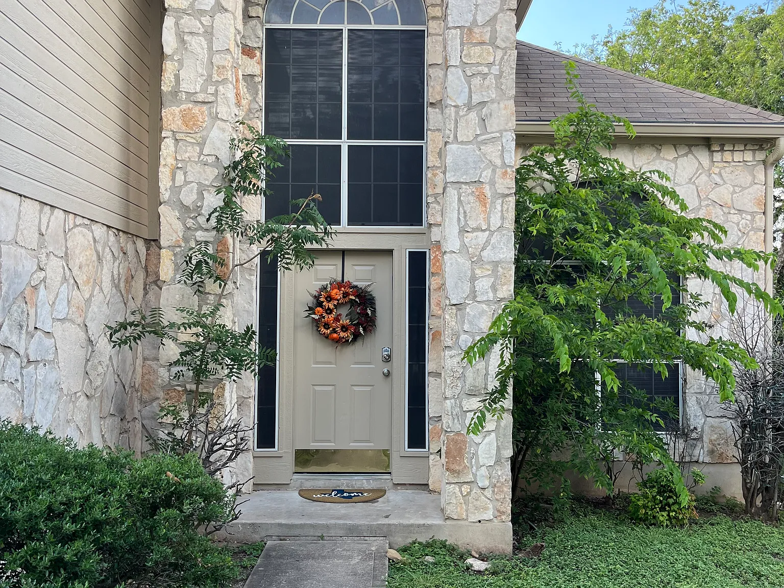 3 bed, 2.5 bath, 2089 sqft, $2,195 — Photo 2