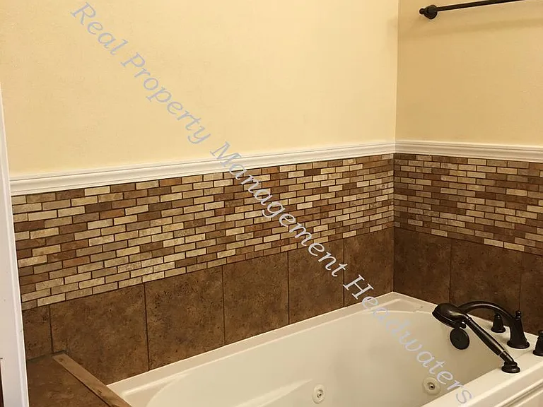 1311 Peosta Ave — Photo 9