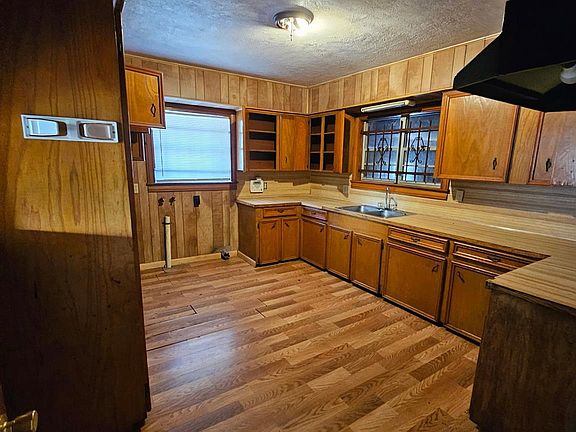 5th image of 258 Owens St