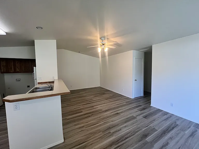 709 NE Savannah Dr #3 — Photo 6