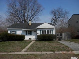 14 Ronek Dr, Amityville, NY 11701