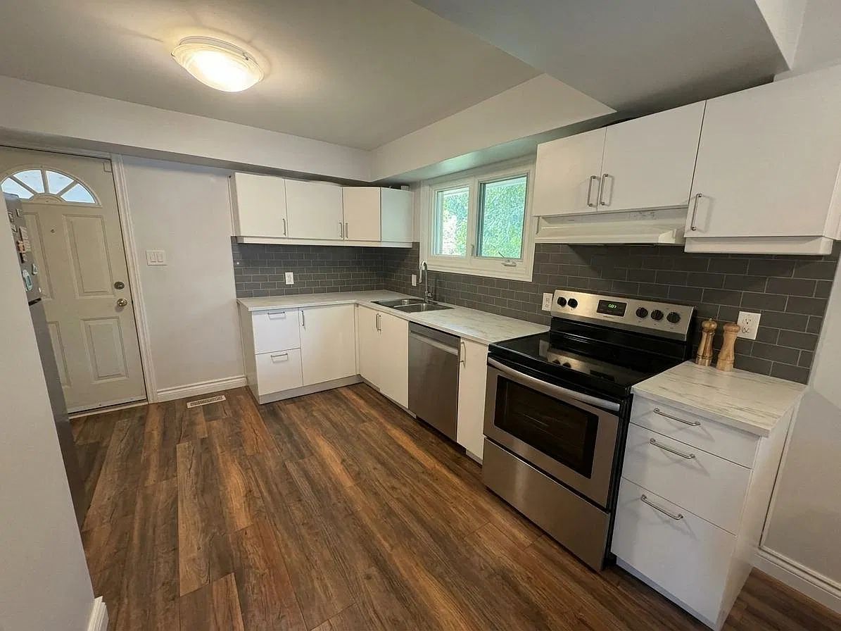 Beautiful Open Concept 3 Bedroom on Main Floor East Mountain — Photo 2