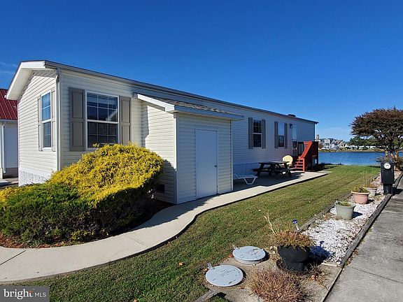 5th image of 818 Bahia Dr