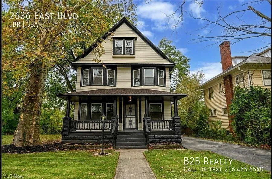 Charming 5 Bed Property at Prime Location — Photo 1