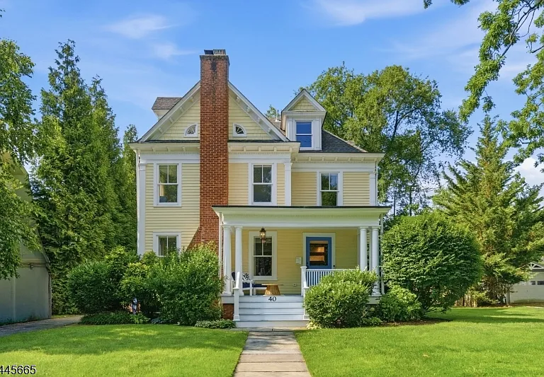 40 Oakwood Ave — Photo 1