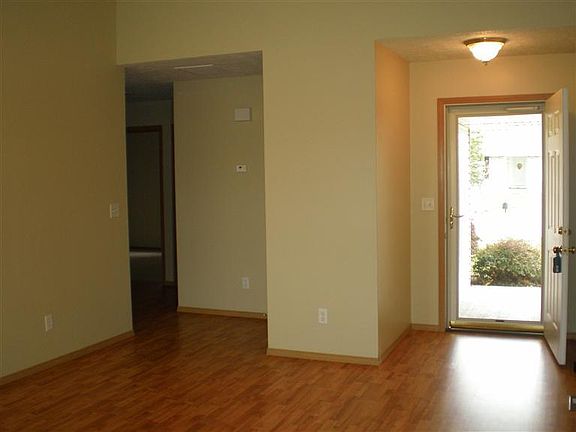 3rd image of 1023 N Hutchinson Ave