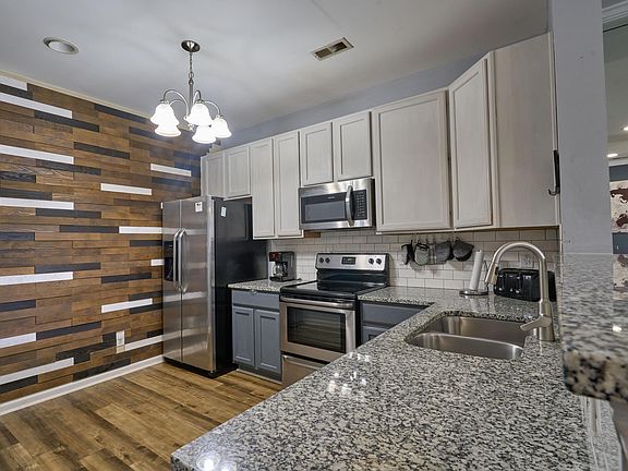 3rd image of 411 Coalinga Ln