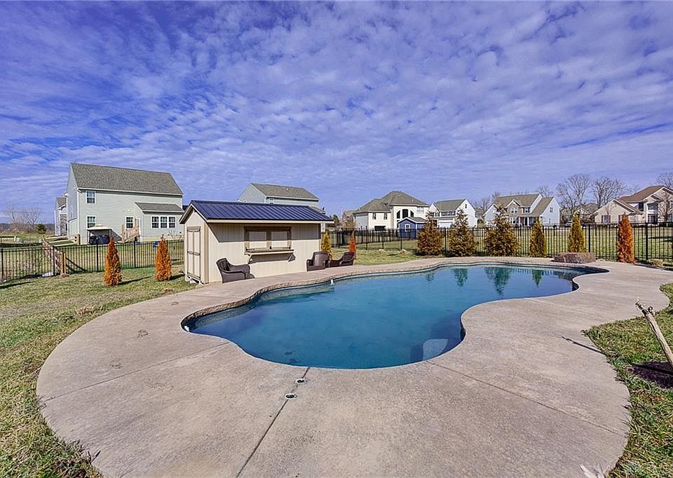 1st image of 405 Danbury Pl