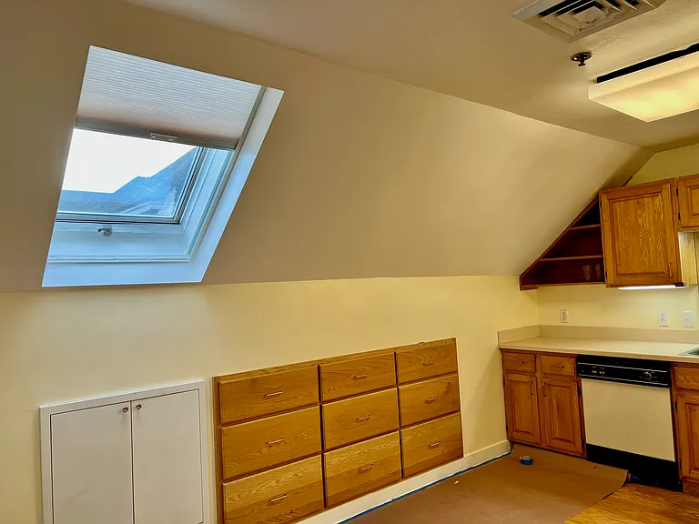 Kitchen, with skylight & 6 large drawers.
Dimensions, 15'.5" x 11'
