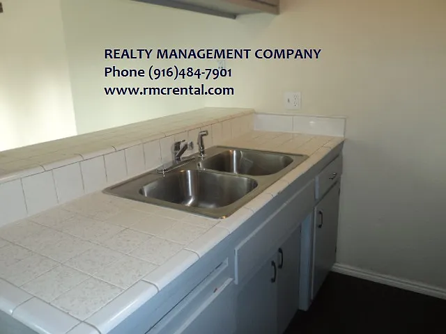 Sunny 2 Bed/1 Bath Condo for Rent — Photo 3