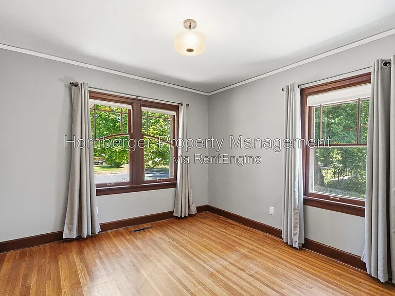 1210 S Maple St — Photo 9