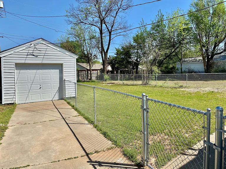 709 E Steed Dr — Photo 4