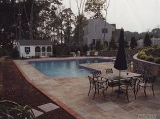 2 Clemens Ct, East Setauket, NY 11733
