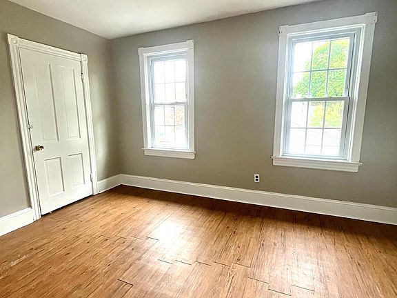 4th image of 300-302 Washington St #300B