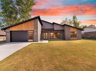 2708 W Gum St, Rogers, AR 72758