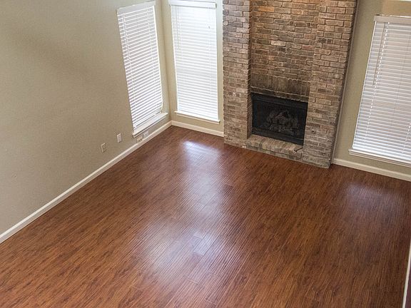 Fireplace, gas logs.