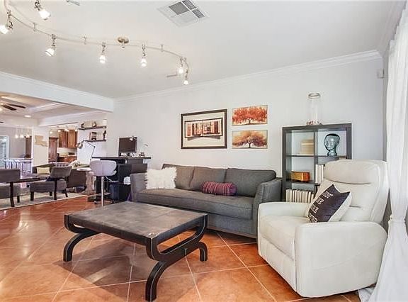 5th image of 1346 Crescent St