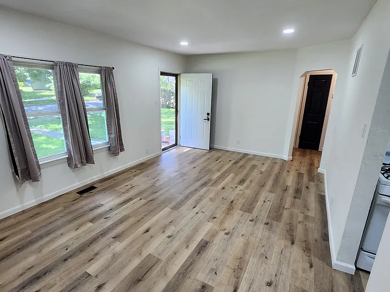 139 NW Louise St — Photo 6