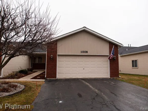 1008 Saint Joseph Ln, Marysville, MI 48040