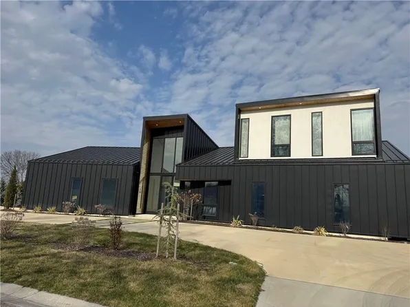 16 Seminole Cir, Lake Winnebago, MO 64034