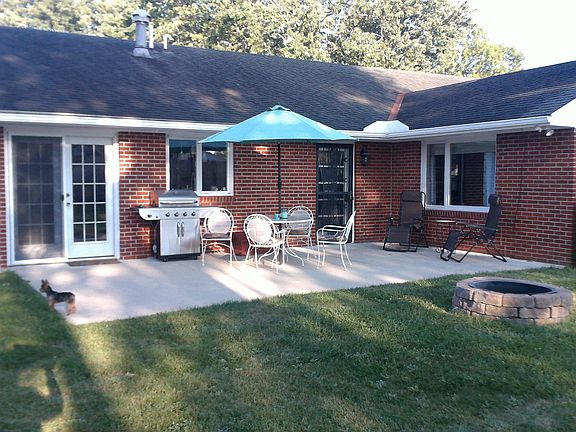 3rd image of 614 Lincolnshire Ln