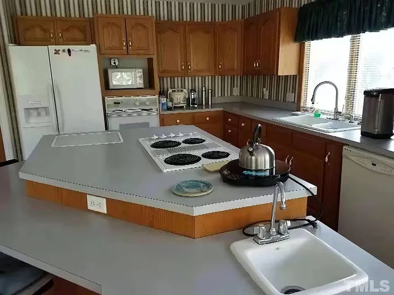 1010 Kingsway Dr — Photo 17