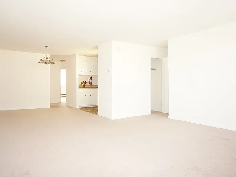 Karen Court Apartments — Photo 13