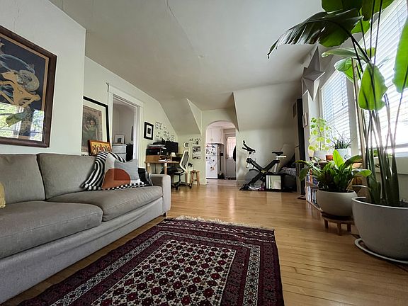 4th image of 1315 29th Ave NE Unit 2