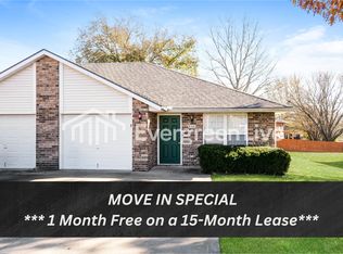 806 Johnson Cir, Pleasant Hill, MO 64080