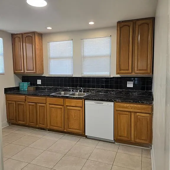 709 E James St — Photo 12