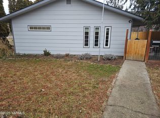 1011 W 3rd St, Grandview, WA 98930