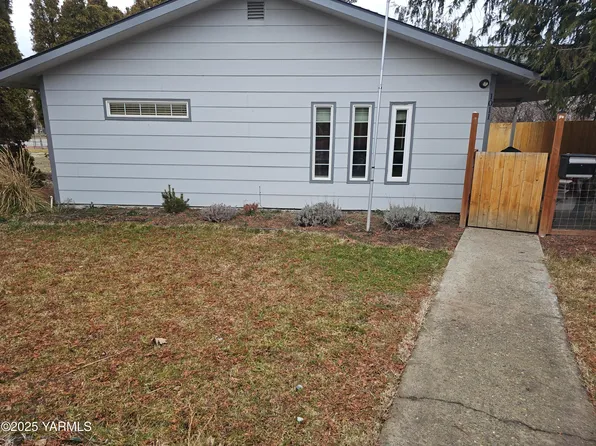1011 W 3rd St, Grandview, WA 98930