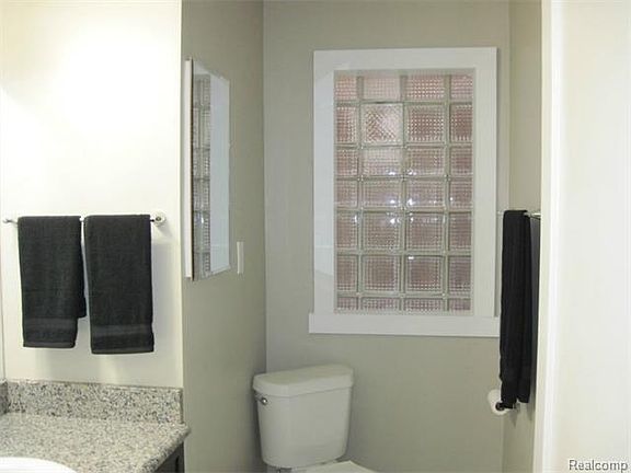 4th image of 1123 Beaconsfield Ave