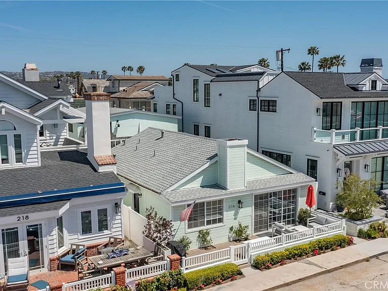 216 Collins Ave — Photo 17