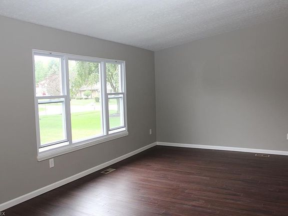 3rd image of 18046 Walnut Dr