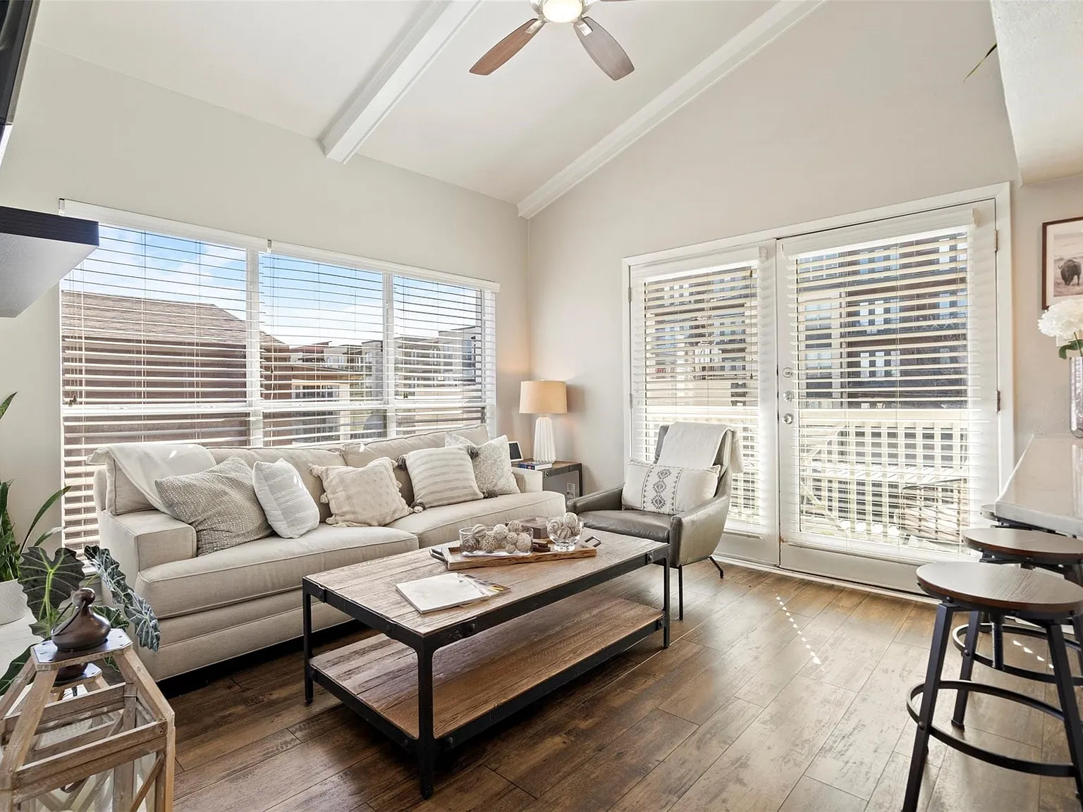 2 bed, 2.0 bath, 1046 sqft, $2,100 — Photo 3