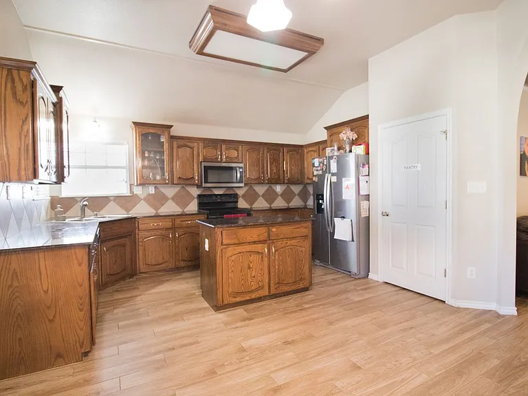 714 Tundra Dr — Photo 3