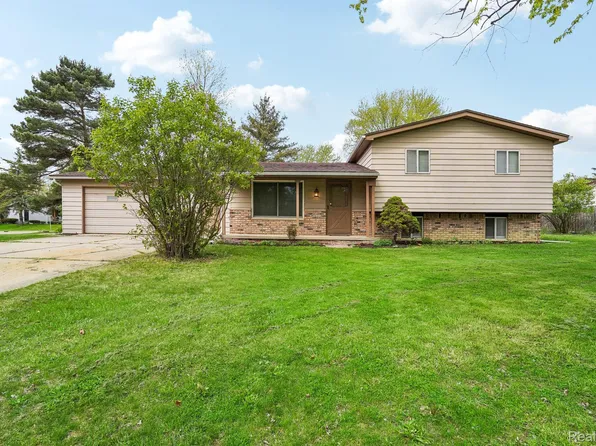 717 Murphy Ct, Linden, MI 48451