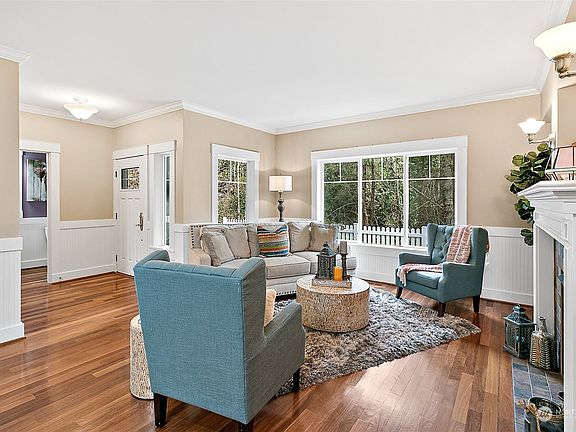 Hardwood Flooring & Decorative Wainscoting>