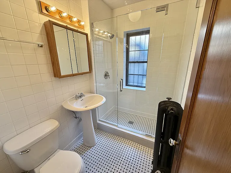 553 West Oakdale Avenue — Photo 47